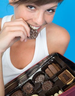 mulher-comendo-chocolate