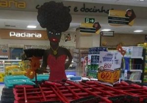 Rede de supermercados associa mulher negra a vassouras e causa indignação